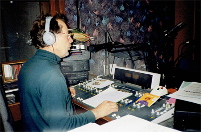 Marcel aan het werk in de studio van Radio Malaika